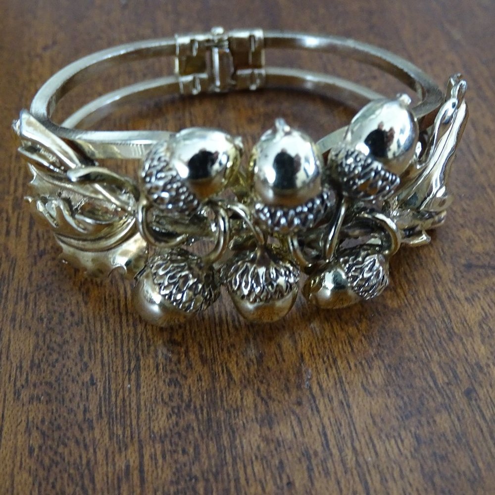 Vintage ACORN OAK LEAF GOLD TONE HINGED CLAMPER CUFF BRACELET